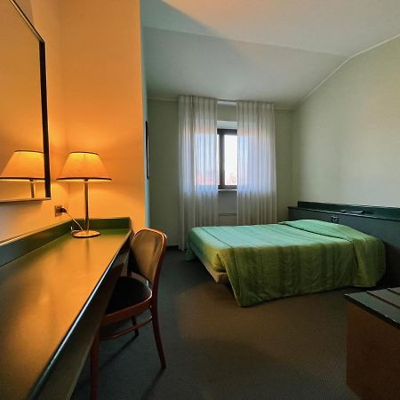 Hotel La Goletta Binasco Exteriör bild