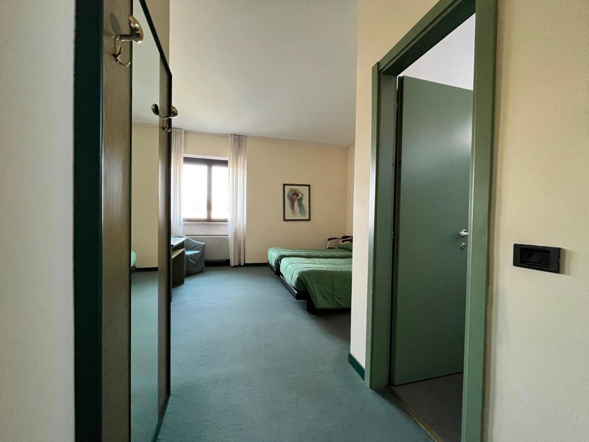 Hotel La Goletta Binasco Exteriör bild