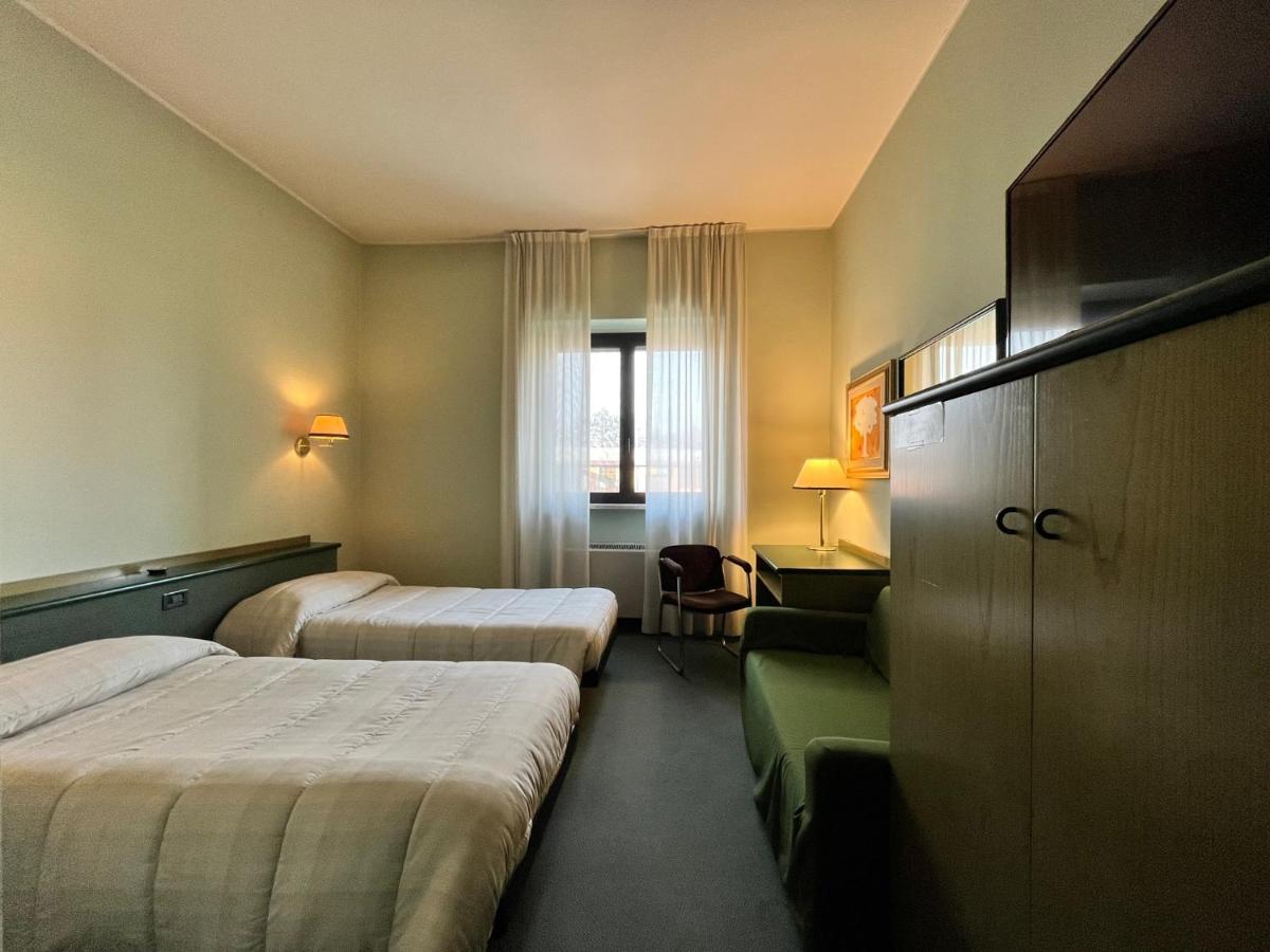 Hotel La Goletta Binasco Exteriör bild