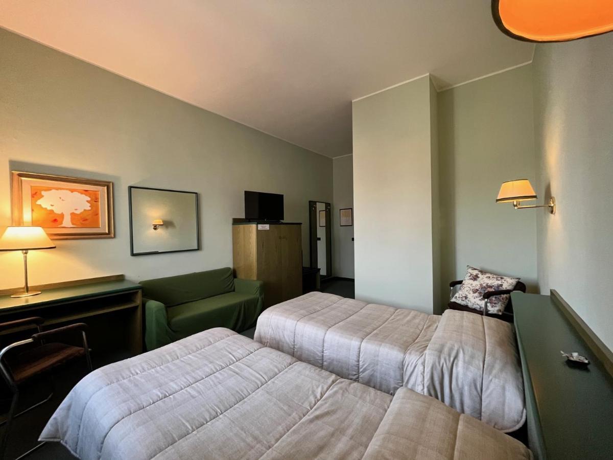 Hotel La Goletta Binasco Exteriör bild