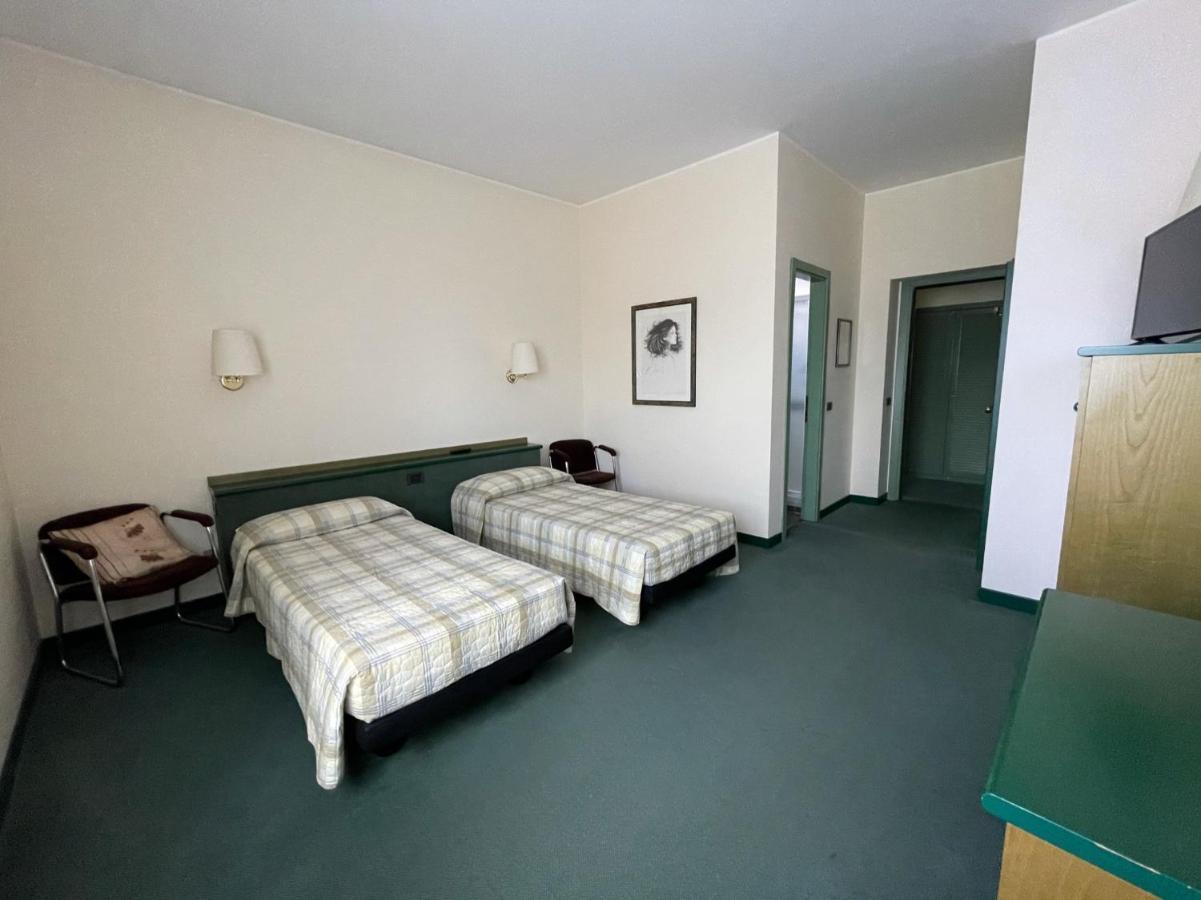 Hotel La Goletta Binasco Exteriör bild