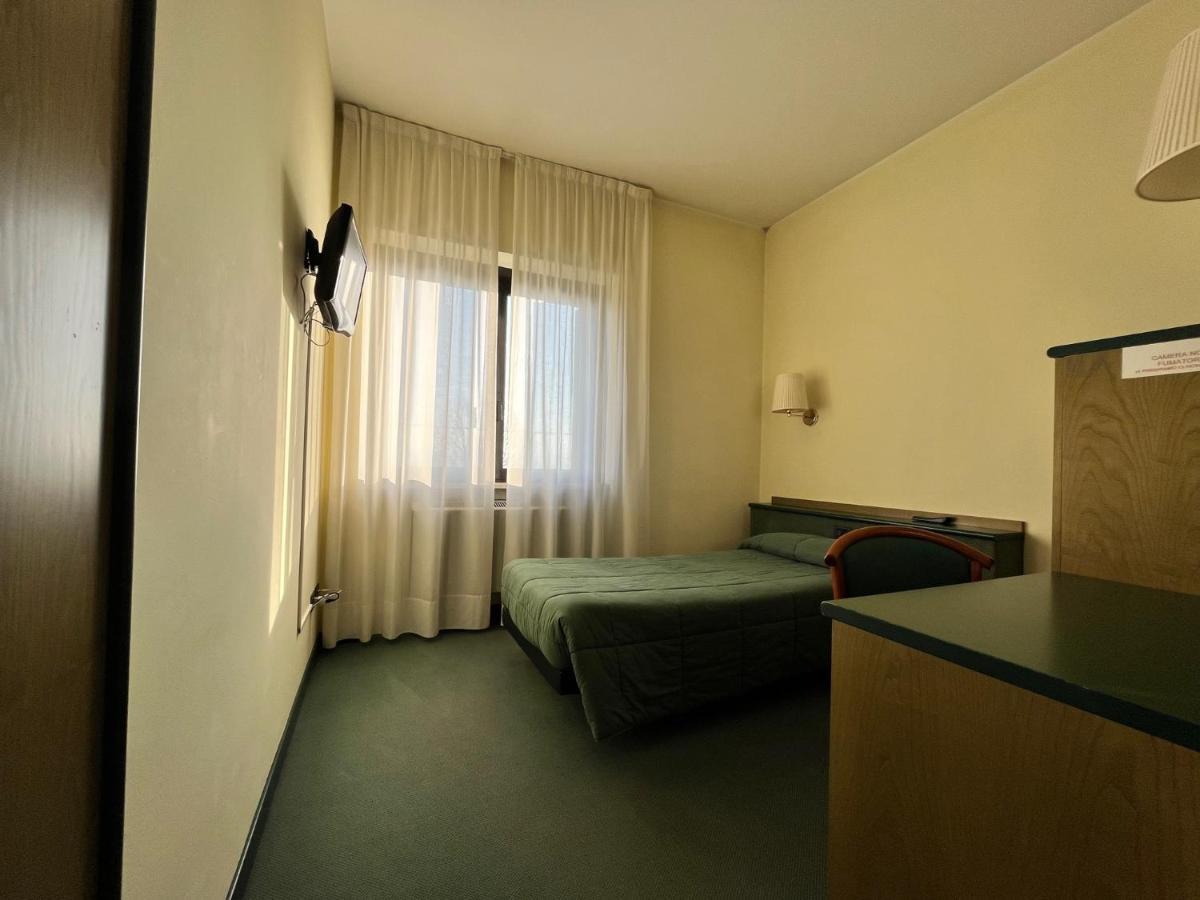 Hotel La Goletta Binasco Exteriör bild