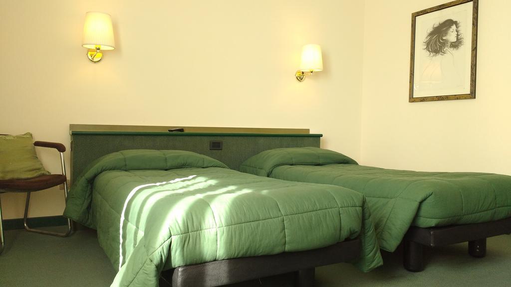 Hotel La Goletta Binasco Exteriör bild